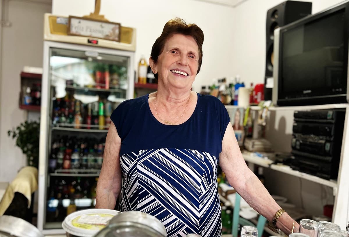 Noemia tem 74 anos e não pensa em parar de trabalhar (Foto: Renan Ribeiro)