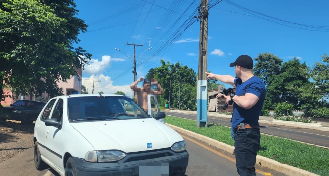 O agressor não resistiu a prisão ao ser abordado pelos policiais (Foto: Polícia Civil)