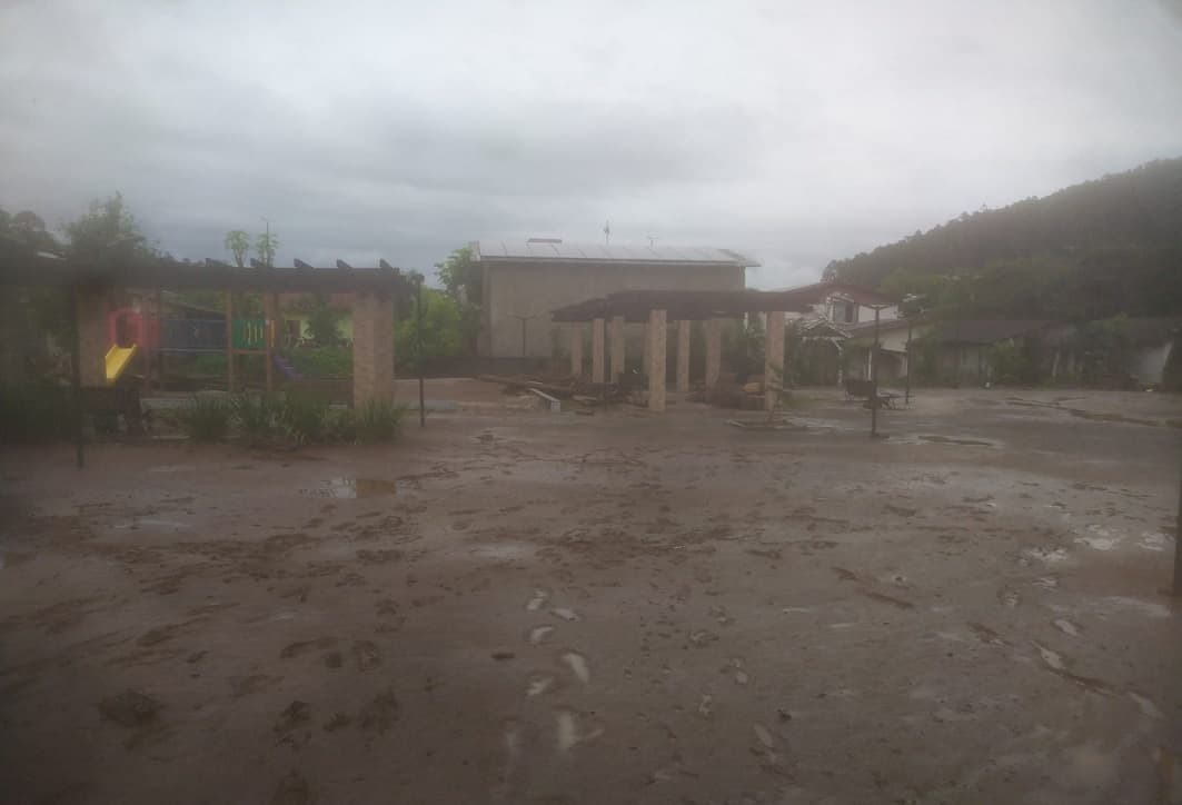 Praça ficou totalmente suja com a enxurrada (Foto: Gilmar Bortese)