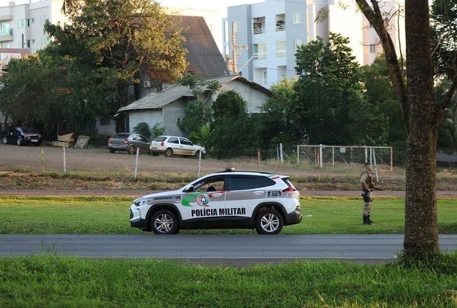 Suspeito foi preso em Pinhalzinho (Foto: Henrique Paulo Koch)
