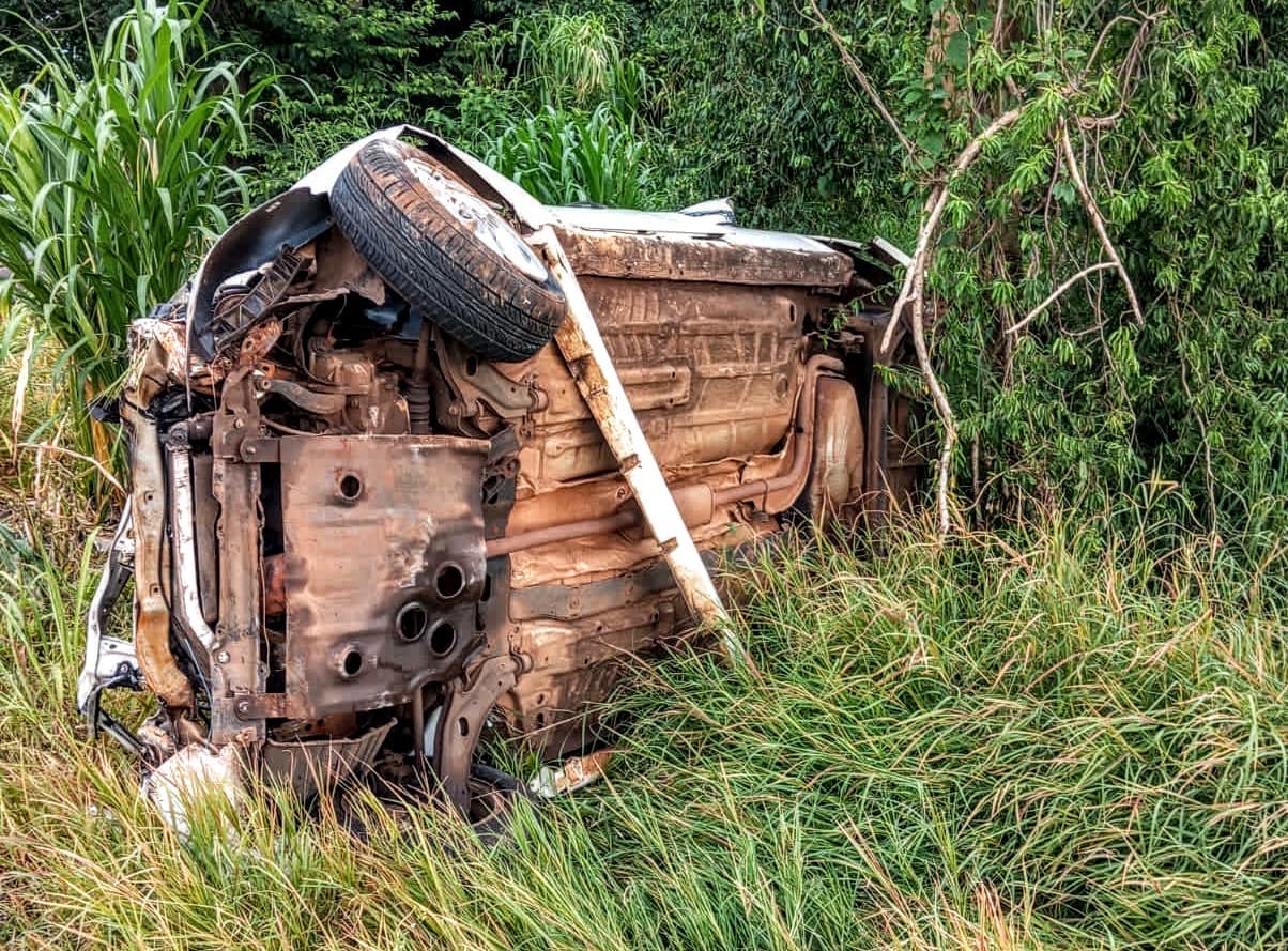 Veículo ficou destruído (Foto: Corpo de Bombeiros)