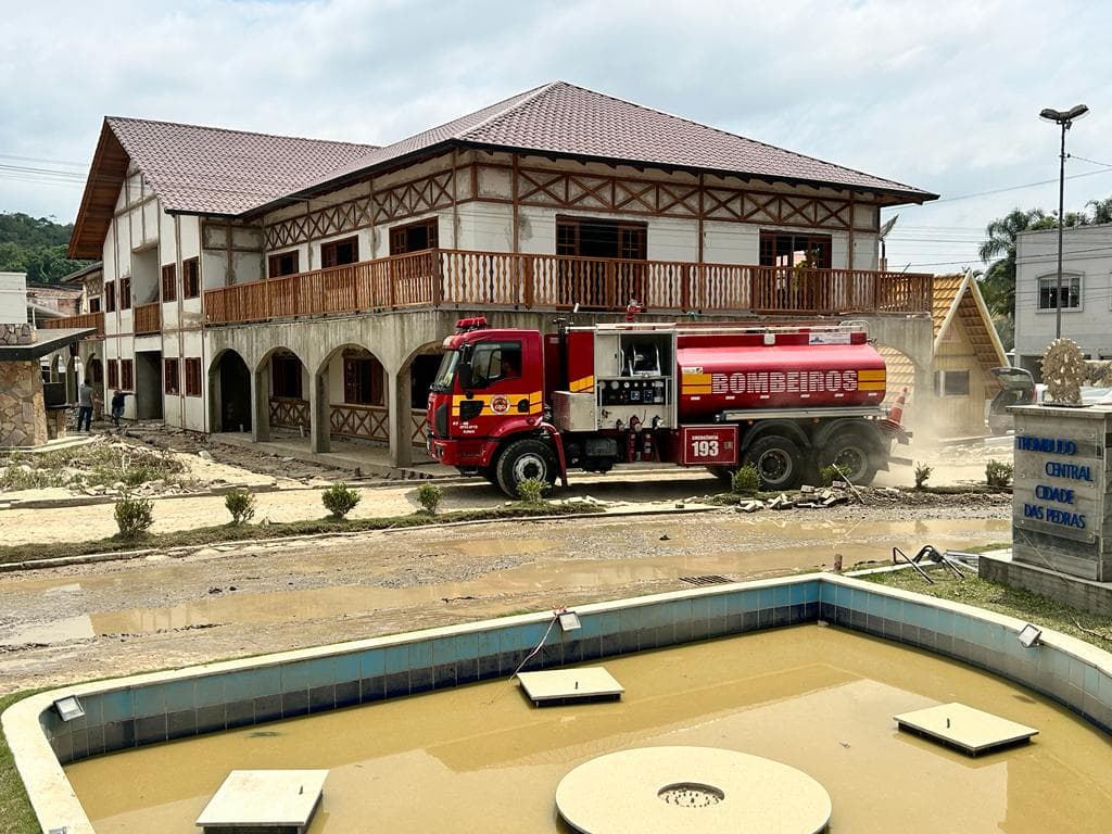 Bombeiros de São Miguel do Oeste ajudam a reconstruir municípios do Vale do Itajaí (Foto: Corpo de Bombeiros de SC)