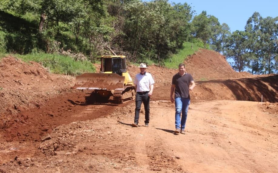 Prefeito e engenheiro vistoriaram obra asfáltica (Foto: Prefeitura)