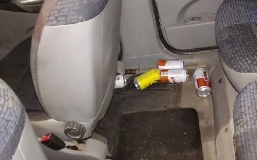 Latas de cerveja foram encontradas no carro (Foto: Polícia Militar)