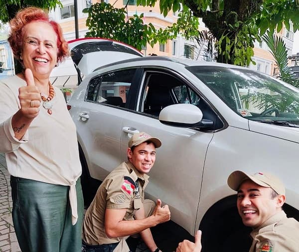 PMs deixaram o dia de uma senhora mais feliz com a atitude (Foto: Polícia Militar)