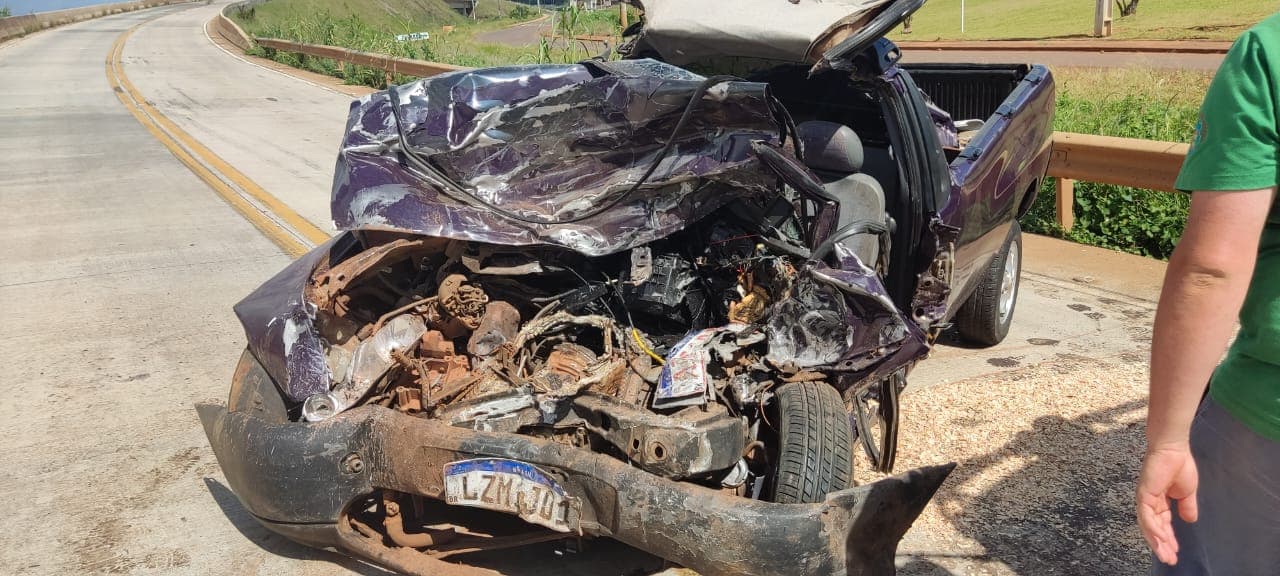 Veículo ficou irreconhecivel após a batida (Foto: Rede Peperi)