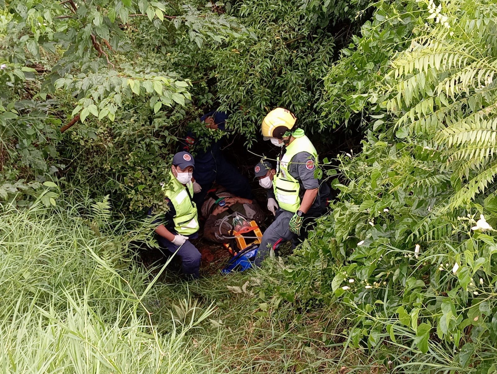 Bombeiros usaram cabos para retirar vítima de vala (Foto: Divulgação)