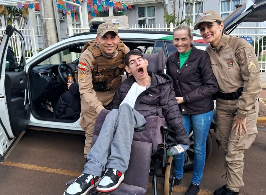 Alunos e a Polícia Militar (Foto: Divulgação)