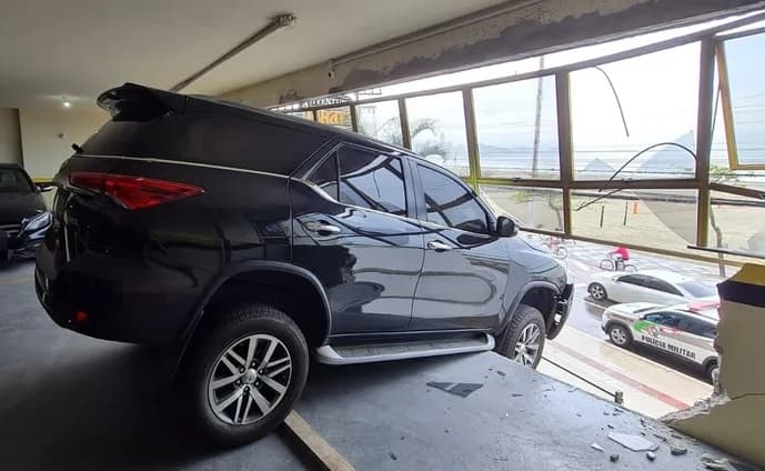 Veículo quase saiu do prédio pelo lugar errado (Foto: Polícia Militar)