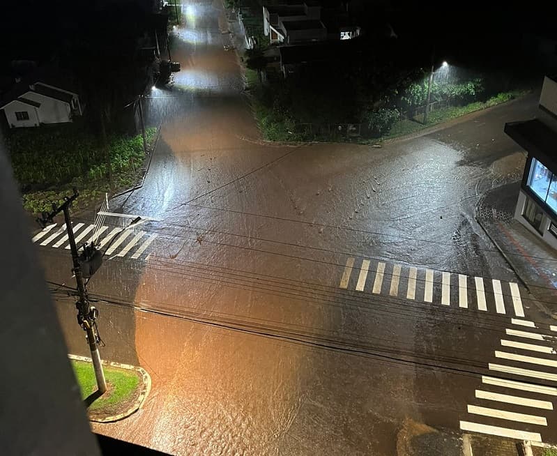 Ruas em Nova Erechim ficaram alagadas durante a madrugada (Foto: Ascom)