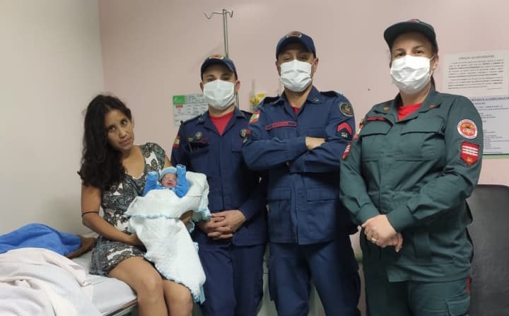 O recém-nascido veio ao mundo de forma saudável (Foto: Corpo de Bombeiros)