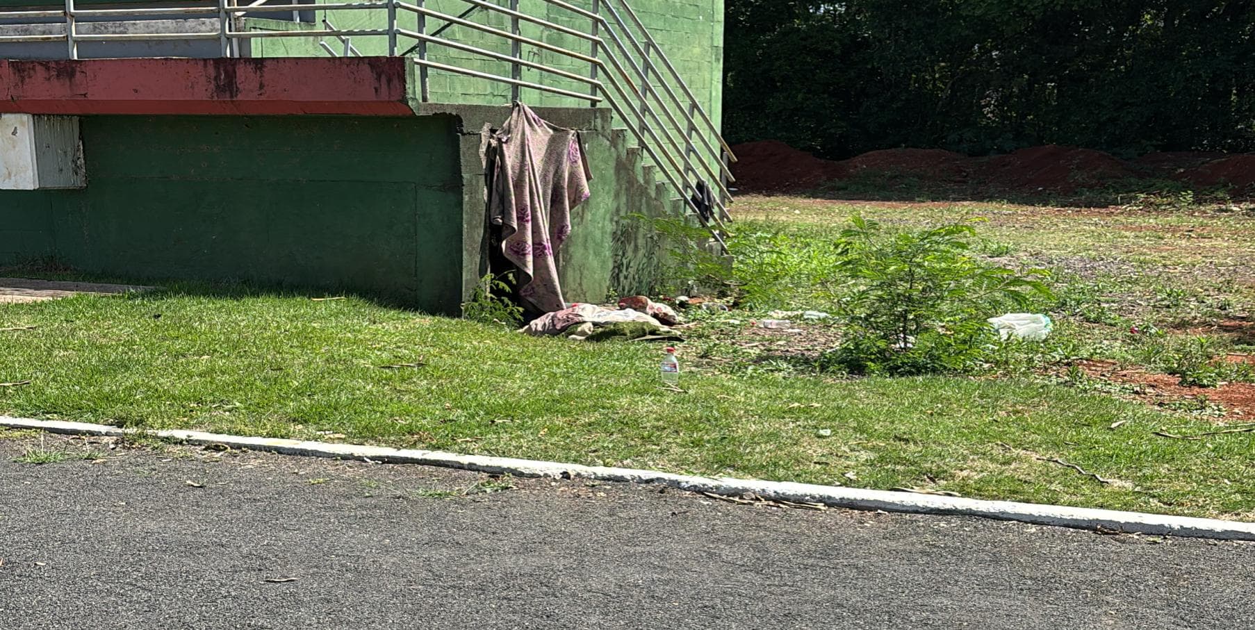 Homem é encontrado morto no campo municipal (Foto: Henrique Paulo)
