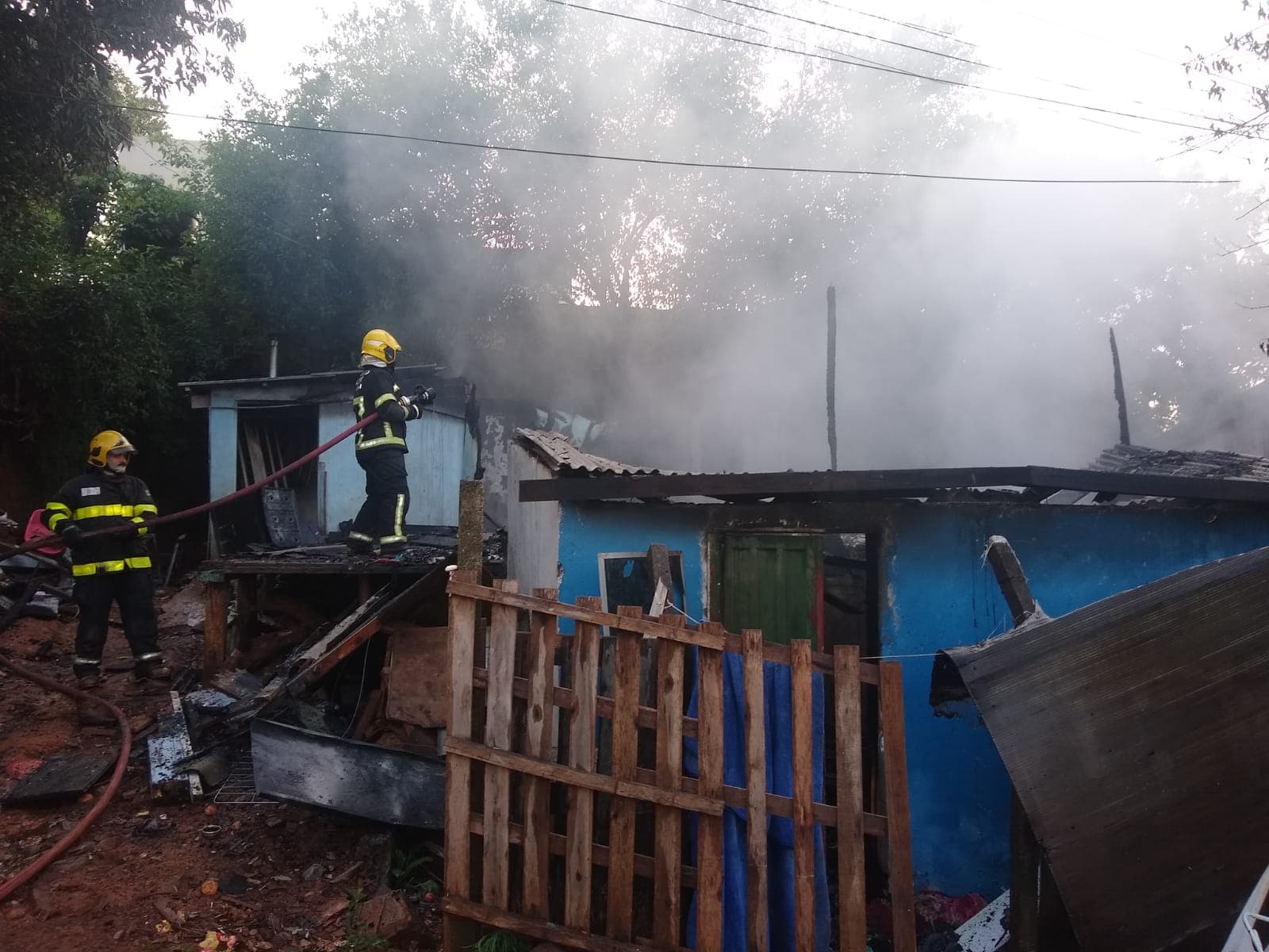 Casas são destruídas por incêndio em Chapecó (Foto: Bombeiros )