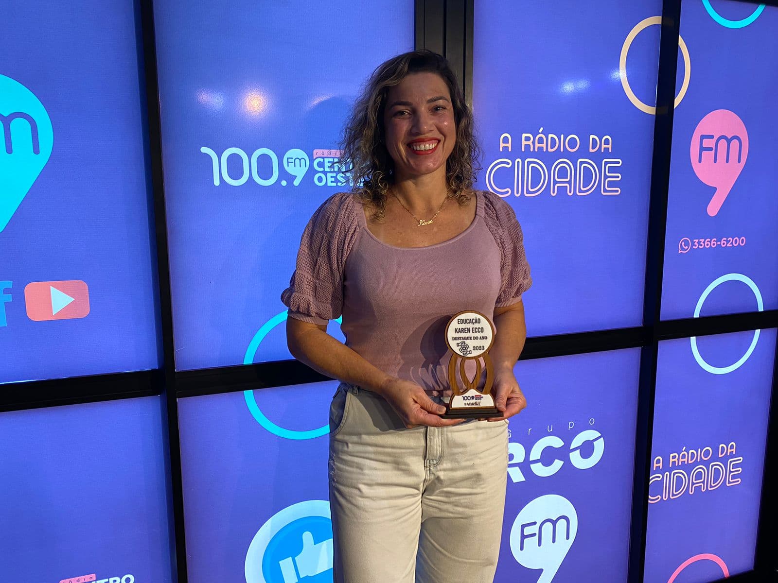 Secretária de Educação recebeu o troféu dos Melhores do Ano da RCO (Foto: Felipe Eduardo Zamboni)