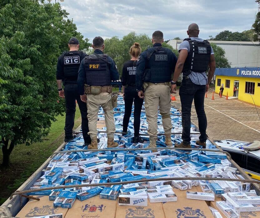 Carga de contrabando de cigarros (Foto: Polícia Rodoviária Federal)