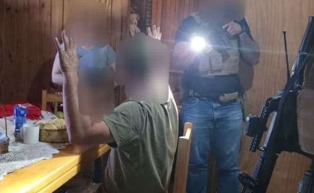 Momento em que investigadores encontram esconderijo (Foto: Polícia Civil)