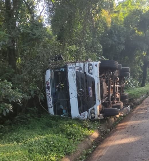 Veículo ficou caído ao lado da rodovia (Foto: Divulgação CBM)