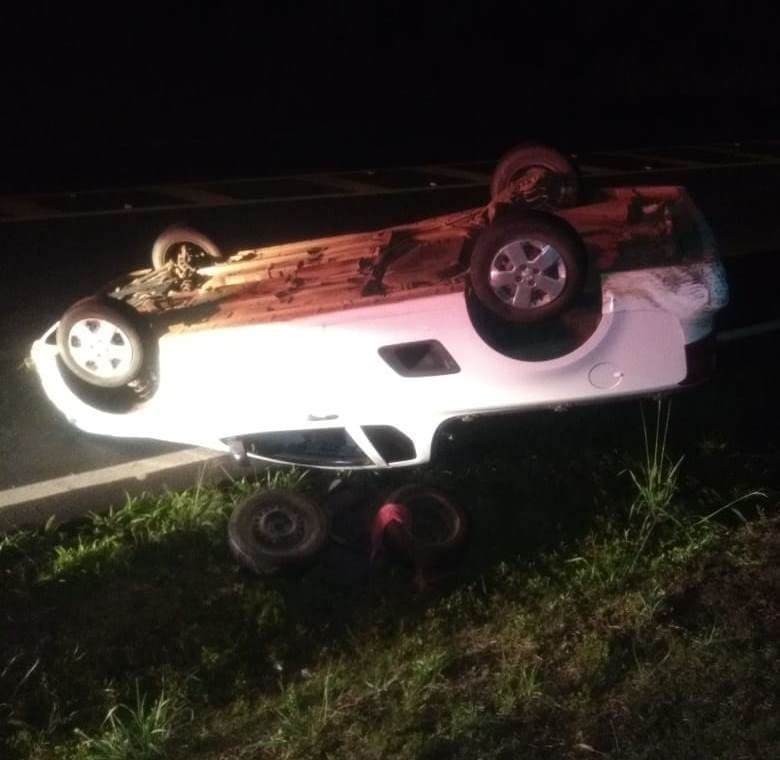 Carro ficou nas margens da rodovia (Foto: Corpo de Bombeiros)