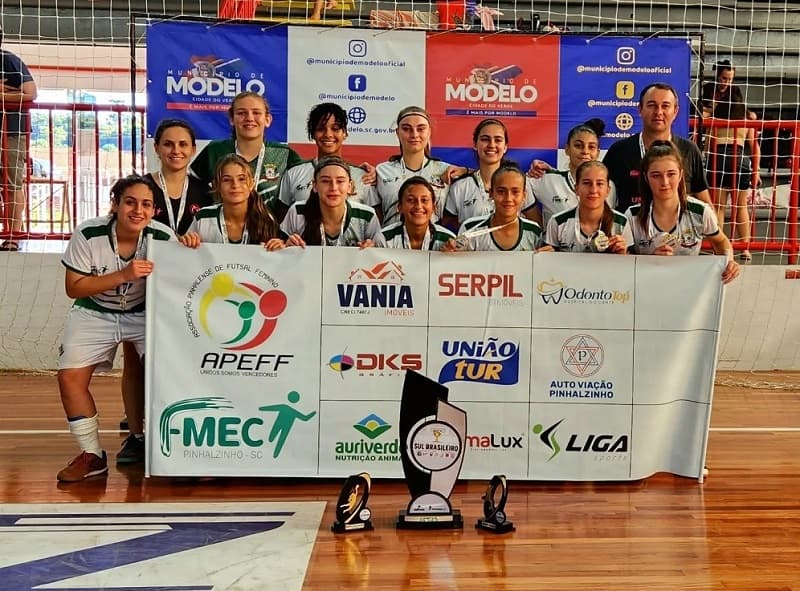 As meninas de Pinhalzinho venceram todos os jogos e levantaram o troféu (Foto: APEFF)