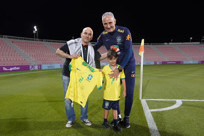 Tite conhece torcedor que ajudou seu neto Lucca (Foto: Leandro Lopes / CBF)