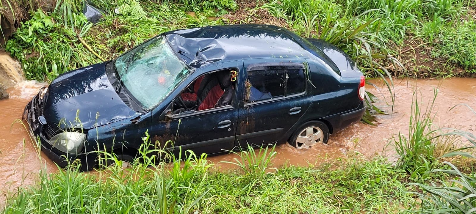 Carro caiu em um córrego de água (Foto: Divulgação CBM)