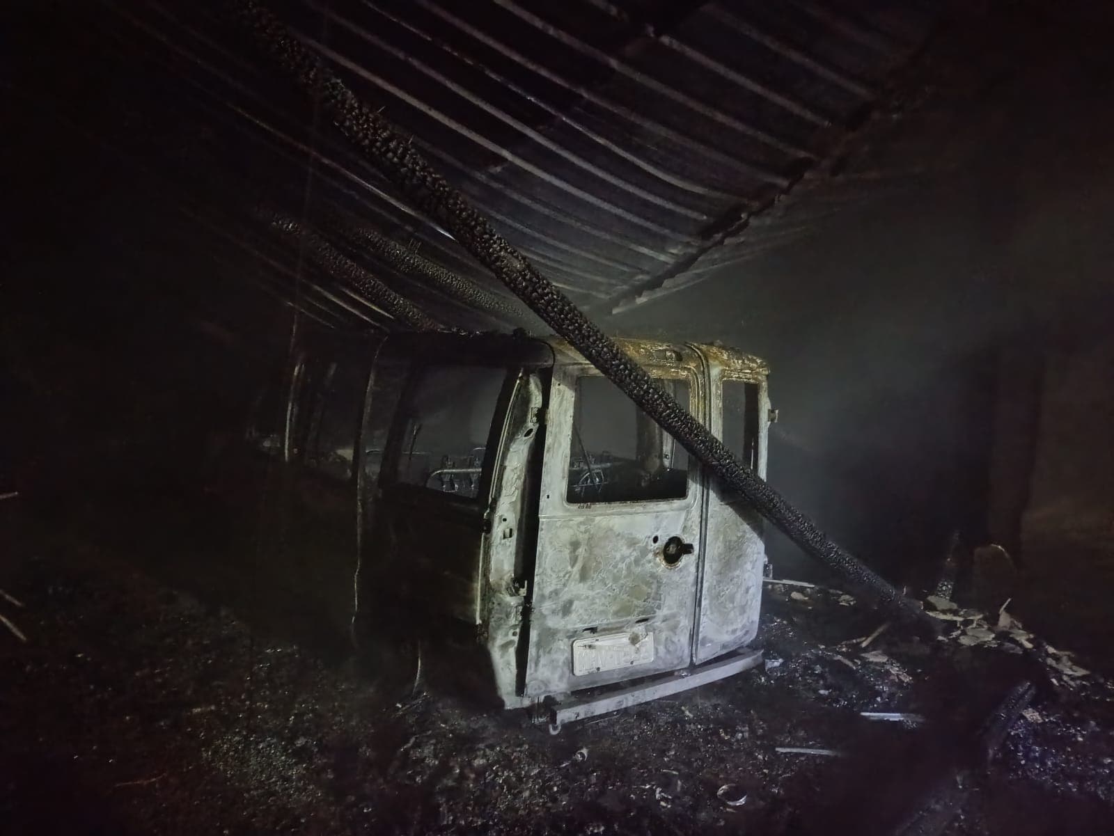 Veículos ficaram totalmente danificados (Foto: Corpo de Bombeiros)