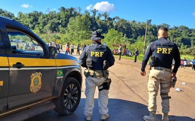 Agentes monitoram a situação (Foto: PRF)