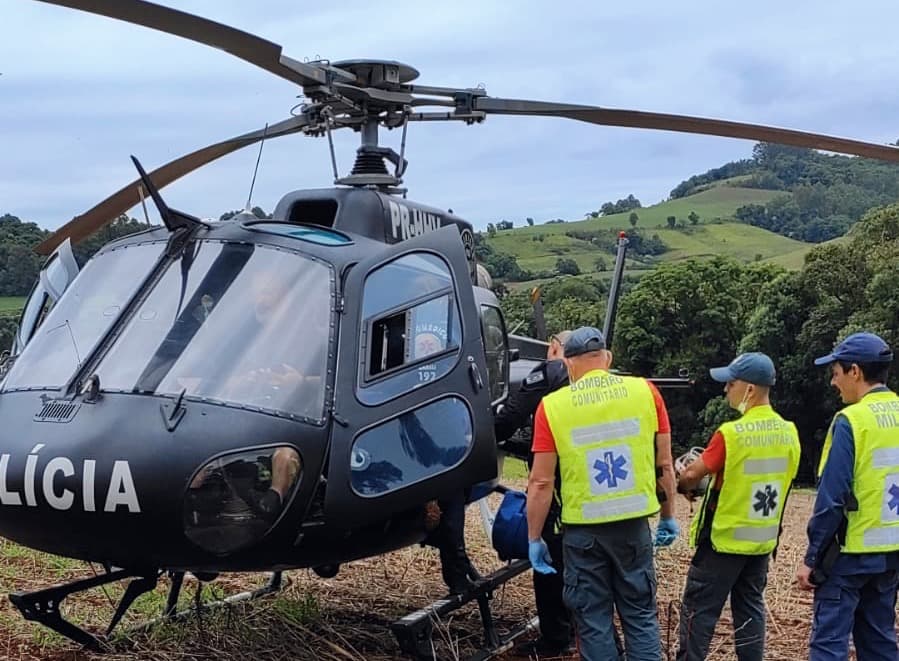 Homem cortava árvore quando foi prensado na vegetação (Foto: Corpo de Bombeiros)