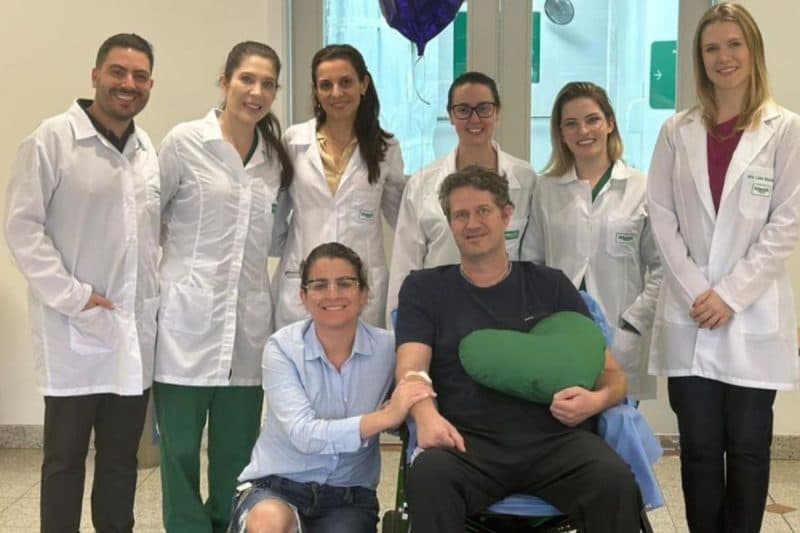 Marco Alecio ao lado da esposa Kamila e da equipe do Hospital da Unimed (Foto: Arquivo Pessoal)