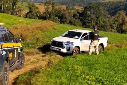Caminhonete andava com placas clonadas (Foto: PRF)