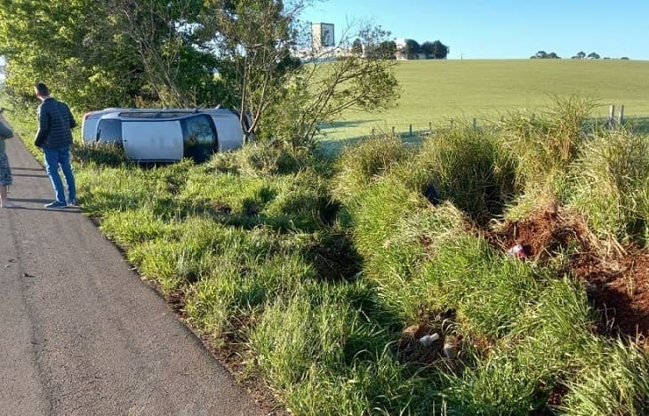Veículo saiu da pista e ficou lateralizado (Foto: Corpo de Bombeiros)