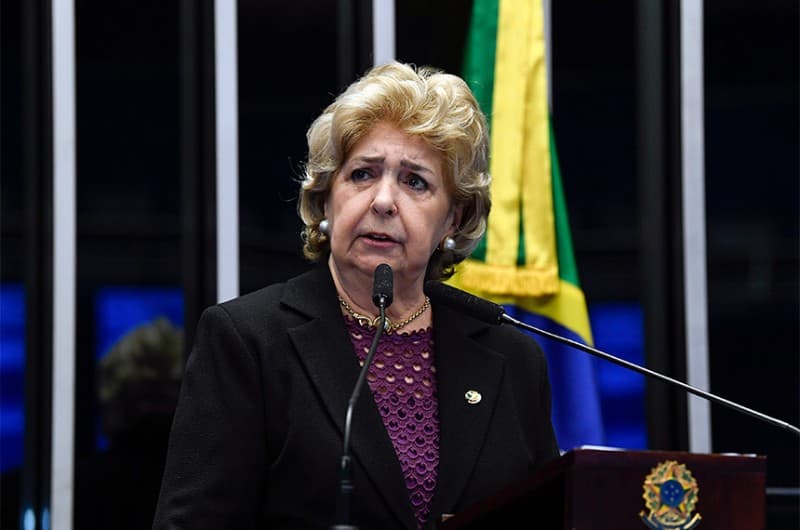 Senadora se juntou aos outros dois senadores catarinense na decisão de assinar o documento (Foto: Senado)
