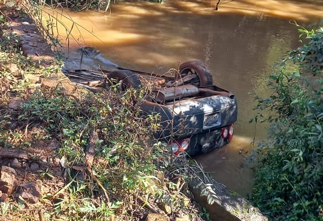 Carro dentro da água (Foto: Corpo de Bombeiros )