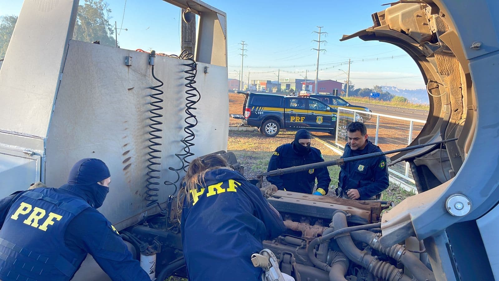 Policias fazendo operação de adulteração de caminhões (Foto: PRF)