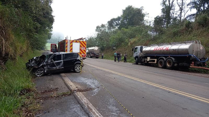 Acidente entre carro e caminhões na BR-282 (Foto: Corpo de Bombeiros)