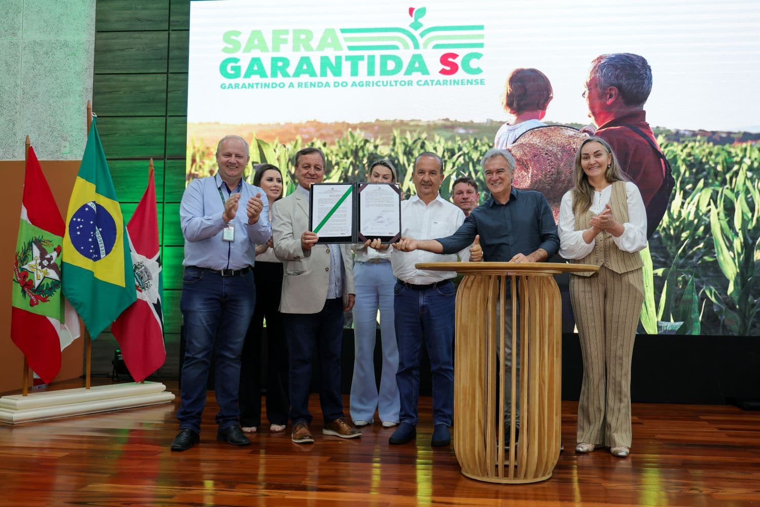 Governador esteve acompanhado de outras autoridades na assinatura (Foto: Roberto Zacarias/Secom)
