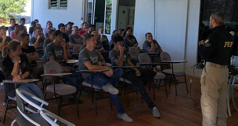 Funcionários participam de palestra sobre educação no trânsito (Foto: PRF)