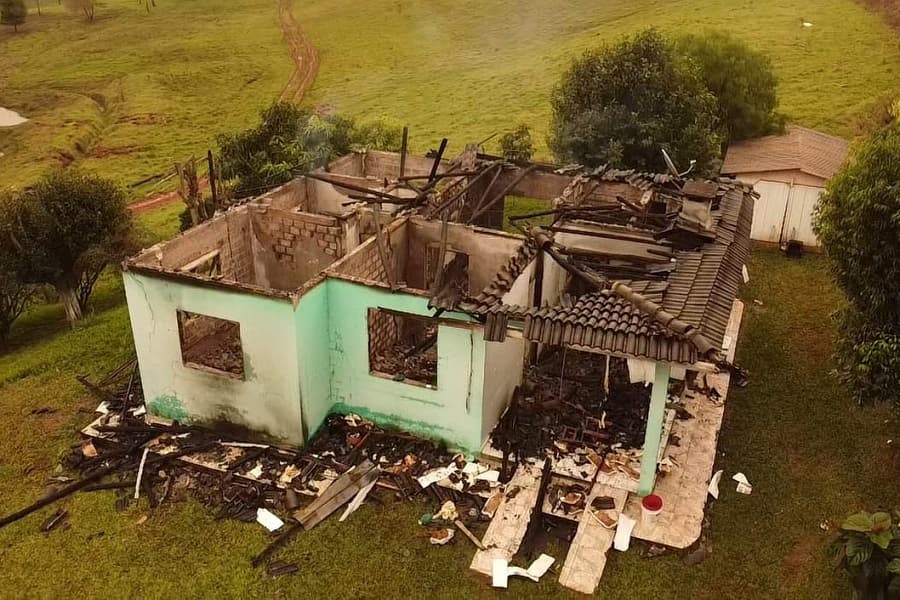 Incêndio destruiu a residência no dia 14 de junho (Foto: Guilherme Detoni)