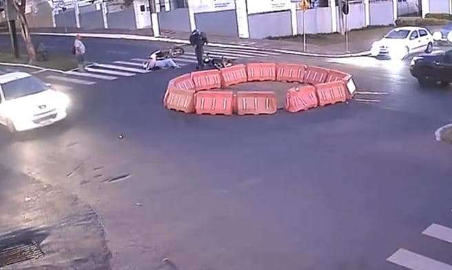 Pechada aconteceu em rótula (Foto: Reprodução)