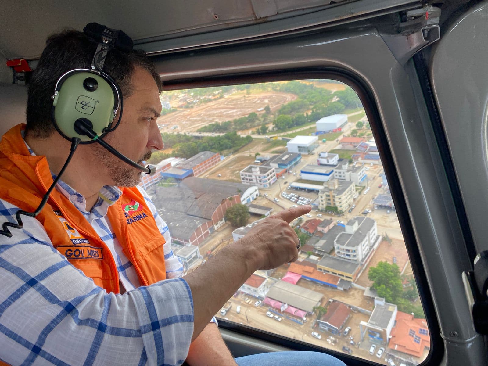 Carlos Moisés viu de perto a situação que o mau tempo provocou (Foto: Cristiano Estrela / Secom)