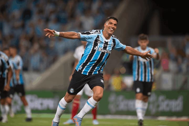 Atacante uruguaio foi o destaque do jogo (Foto: Max Peixoto / FGF)