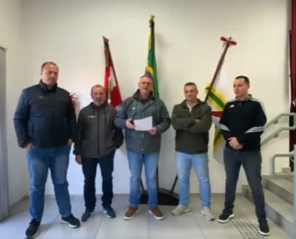 Representantes do municípios estiveram ao lado de integrantes da Fesporte (Foto: Reprodução)