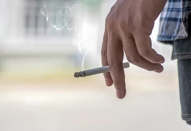 Caso aconteceu em Brusque, homem estava com cigarro na mão (Foto: Reprodução)