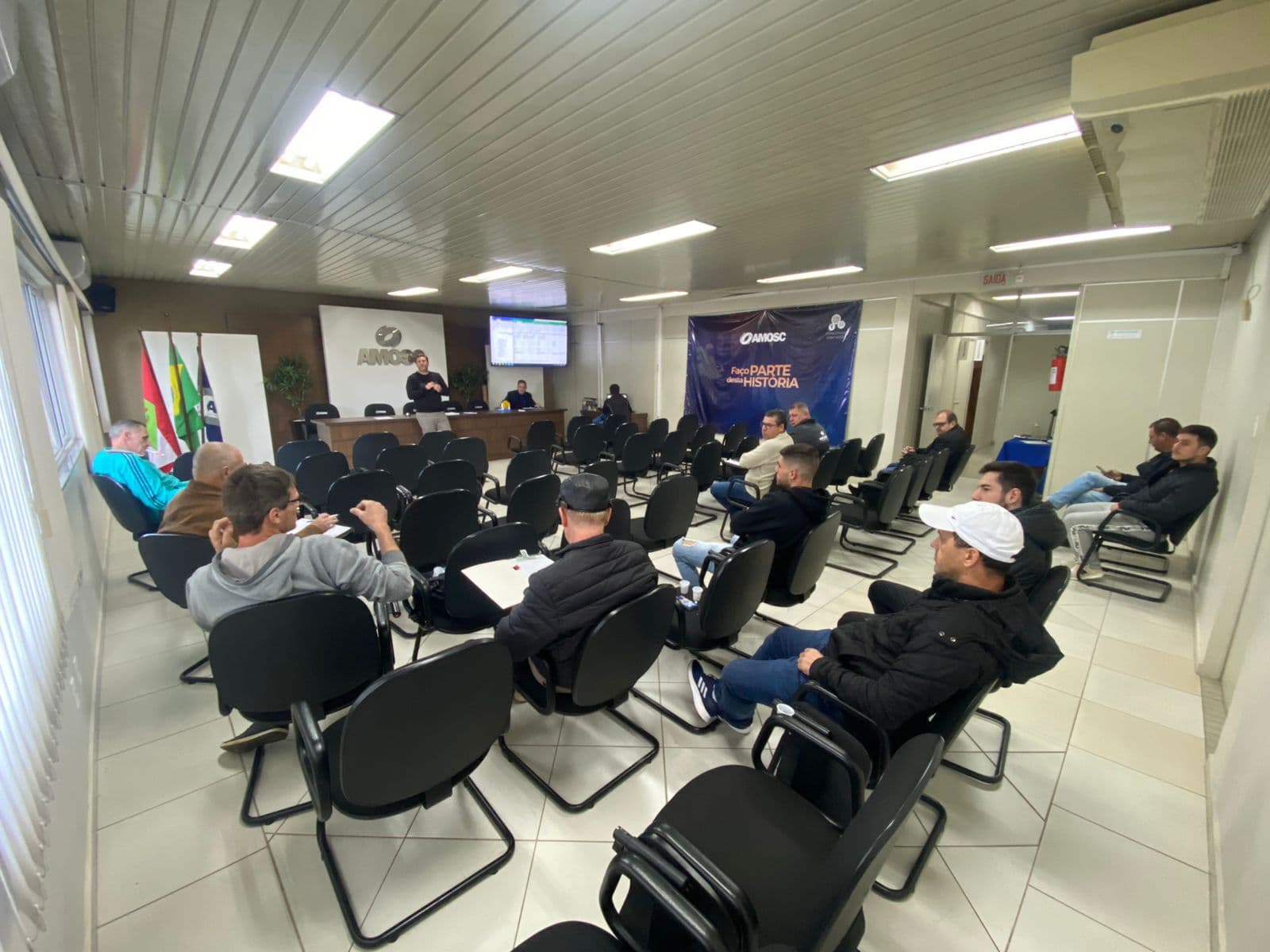 Encontro com os dirigentes foi em Chapecó na sede da associação (Foto: Amosc)