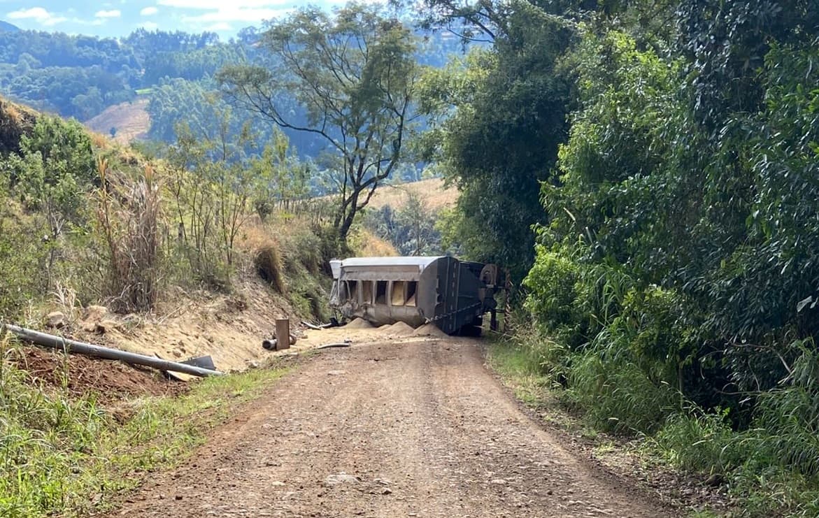 Veículo ficou bem no meio da estrada (Foto: Divulgação)