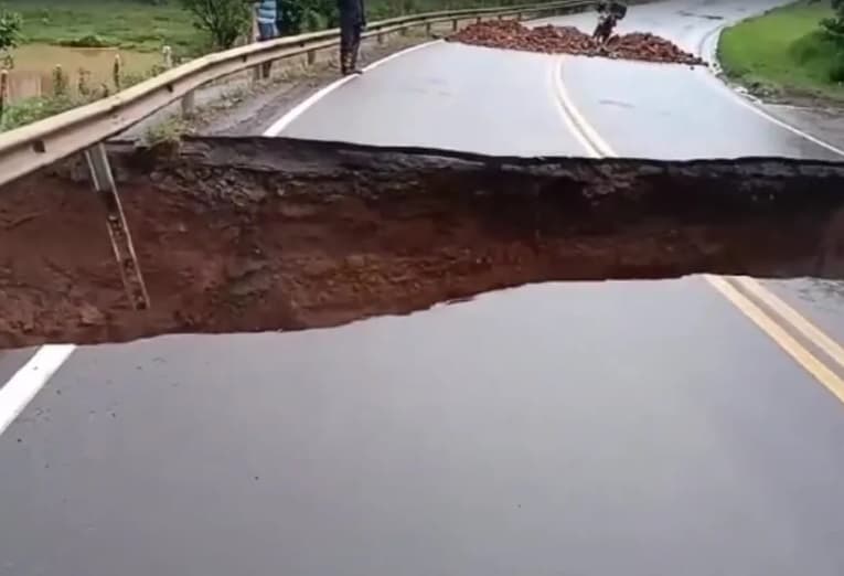 Asfalto cedeu devido ao mau tempo (Foto: Arquivo Pessoal)