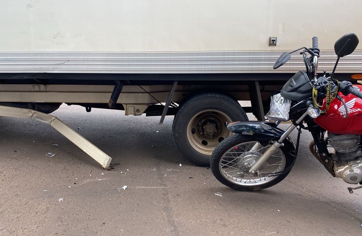 Motociclista ficou ferido (Foto: Felipe Eduardo)