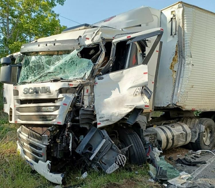 Veículos de carga ficaram destruídos após o impacto (Foto: Corpo de Bombeiros)