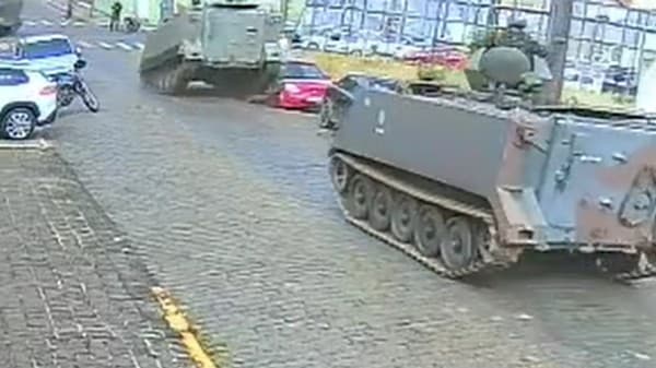 Tanque do Exército passa em cima de Ka