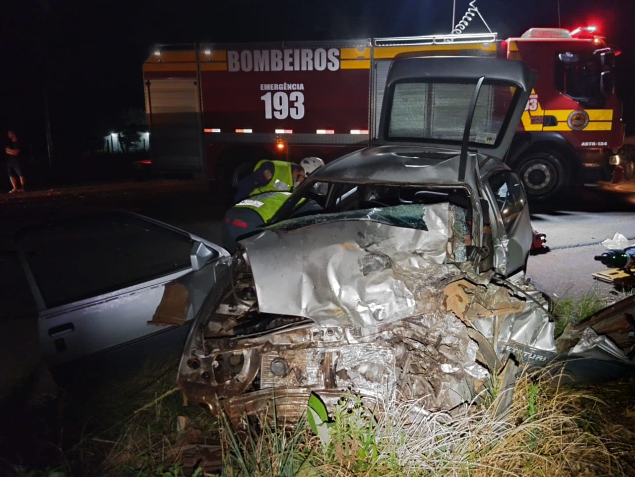 Carro onde estavam as vítimas fatais (Foto: Polícia Militar Rodoviária)
